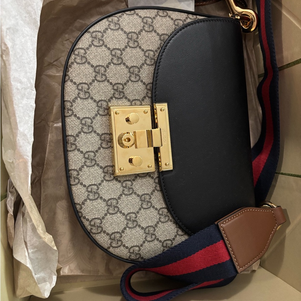 Gucci Black & Beige GG coated Canvas padlock Shoulder Bag with matching wallet